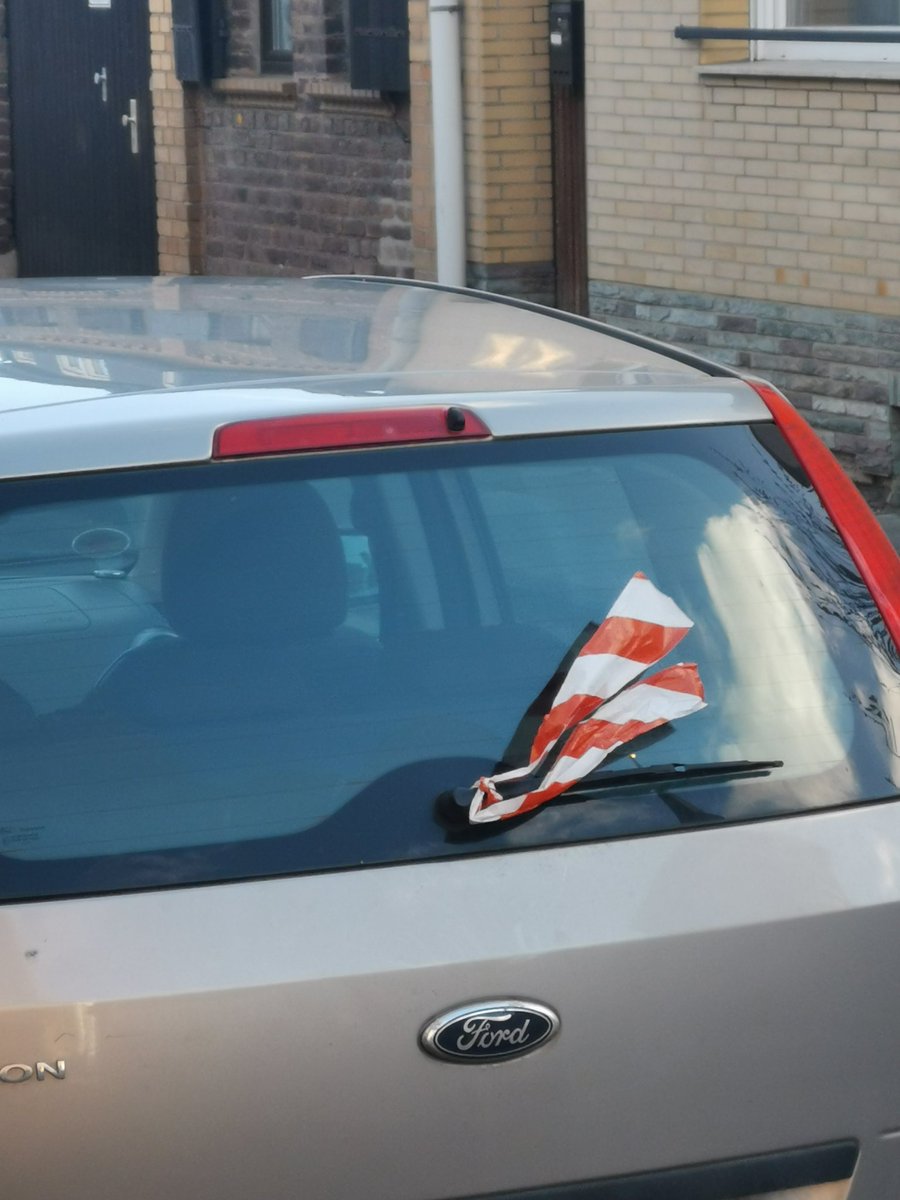 Solidarität mit den #Bauernprotesten . Demo für #Ampelmussweg . Ich bekomme von anderen Autofahrer entweder eine. Stinkefinger gezeigt oder einen Daumen hoch. #flatterband #absperrband #bürgerproteste #zeigteuch #wirsindmehr