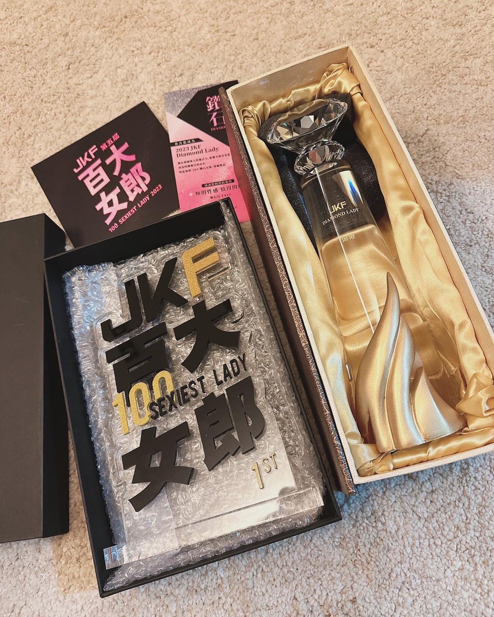又拿了鑽石女郎第一名💎
跟百大女郎第一名的獎盃回家🏆
前一天睡三小時又瘋狂忙了一整天
說真的頒獎的時候都已經累到恍神完全不知道自己在說什麼了😅
但滿滿的感謝與感恩，依然會用行動證明你們沒有支持錯人✨

1/26-28 「TSE台灣寫真博覽會」
連結購票：https://t.co/Y6sYlyhaTY
⚠️我在三號倉庫B-F06 https://t.co/cZtZB6rn8G