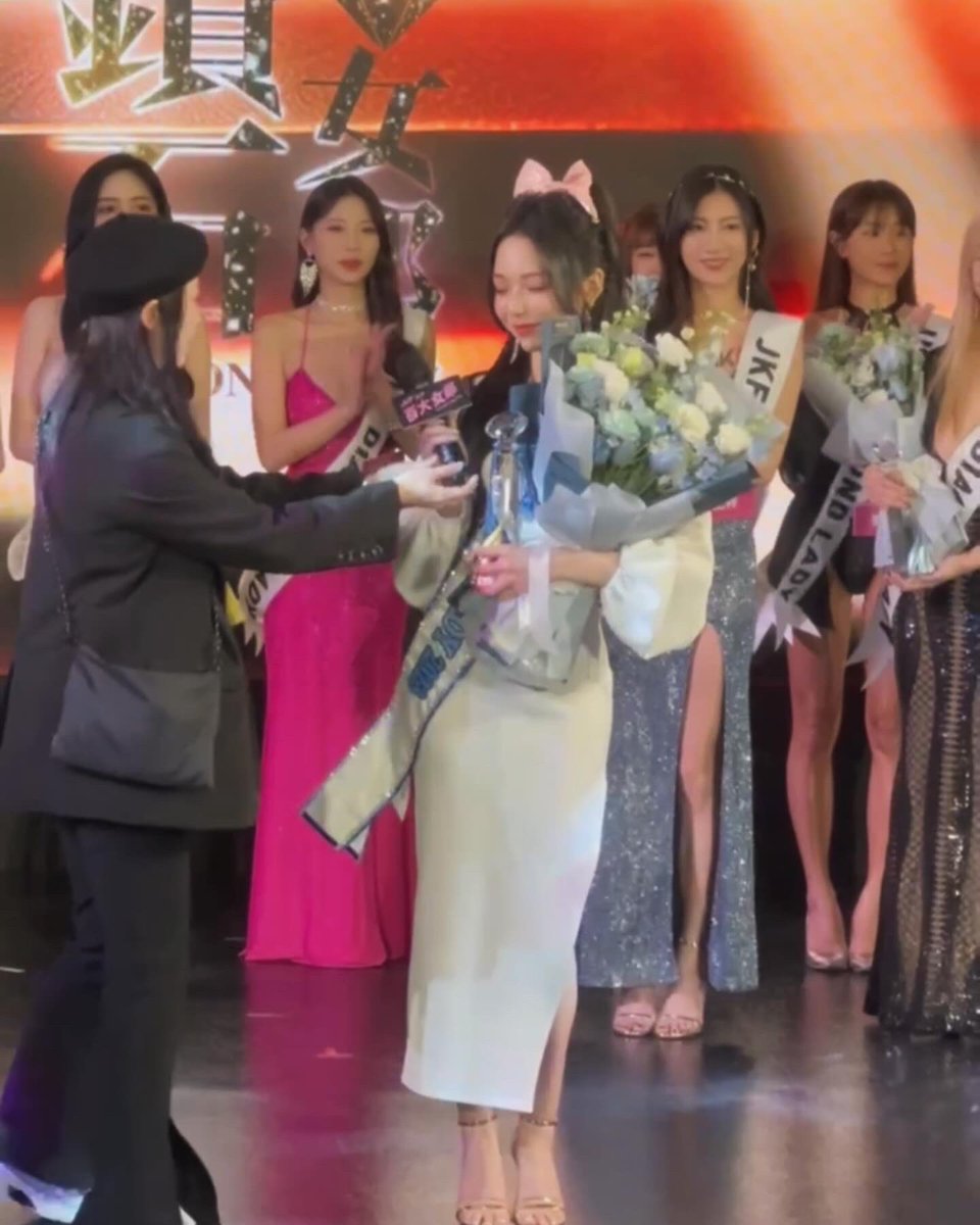 又拿了鑽石女郎第一名💎
跟百大女郎第一名的獎盃回家🏆
前一天睡三小時又瘋狂忙了一整天
說真的頒獎的時候都已經累到恍神完全不知道自己在說什麼了😅
但滿滿的感謝與感恩，依然會用行動證明你們沒有支持錯人✨

1/26-28 「TSE台灣寫真博覽會」
連結購票：https://t.co/Y6sYlyhaTY
⚠️我在三號倉庫B-F06 https://t.co/cZtZB6rn8G
