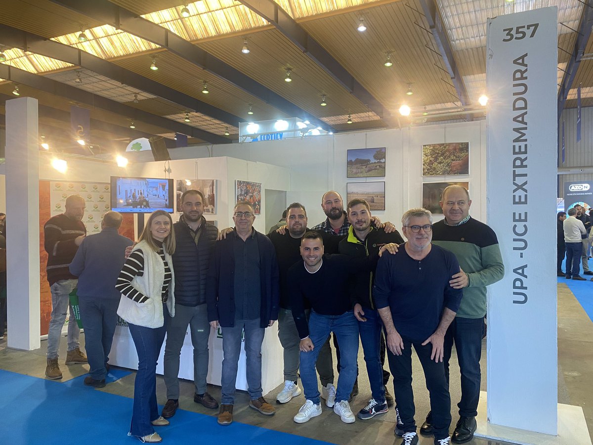UPA_Extremadura's tweet photo. Hoy hemos despedido a los jóvenes #agricultores del #ProgramaCULTIVA2023 desde Don Benito, donde hemos venido a la Feria Internacional #Agroexpo. Ha sido un placer teneros en @InvernaderosRam 🙌 https://t.co/9urtpOWnwN