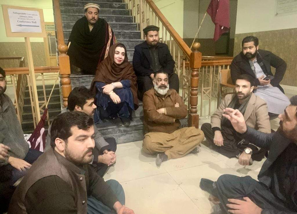 Cardio_Hafeez's tweet image. ثمر ہارون بلور صاحبہ کو ہم ینگ ڈاکٹرز سراہتے ہیں کہ عاجزی و انکساری کے ساتھ ہمارے دھرنے میں شرکت کی اور ہر قسم کی تعاون کی یقین دہانی کرائی۔
#InductionforAll