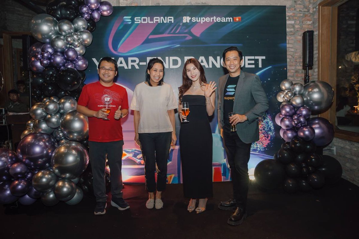 SuperteamVN's tweet photo. 4/ 🌟 Spotlight on Active Contributors
- 🚀 Cảm ơn rất nhiều các thành viên tích cực nhất của cộng đồng: @Trekn_xyz , @get_nimbus , Zang, Lavenes, Trường, Son Ha, Quang Lamas.

🎉 Những Khoảnh Khắc Đặc Biệt:
- 🌟 Một sự kiện lớn khi @trucy  từ @Backpack đến thăm.
- 🎁 Một bất ngờ khác khi @CanadianTuxSOL  airdrop một lượng lớn #memecoin cho những builder trẻ của chúng ta (tự hào khi là thành viên SuperteamVN đúng không mọi người 🤩).

🛍️ Quà Cho Mọi Người:
- 🎁 Không ai rời đi mà không mang theo quà.
Một số nhận được hộp quà Tết, một số được tặng memecoins, và một số thậm chí còn rời đi với AirPods Pro hoặc sạc. Nhưng trên hết, mọi người đều rời đi với thêm nhiều người bạn mới và tình thần để BUILDING!

#Solana #BuildWithSuperteamVN #SuperteamVN
@solana  @SuperteamDAO