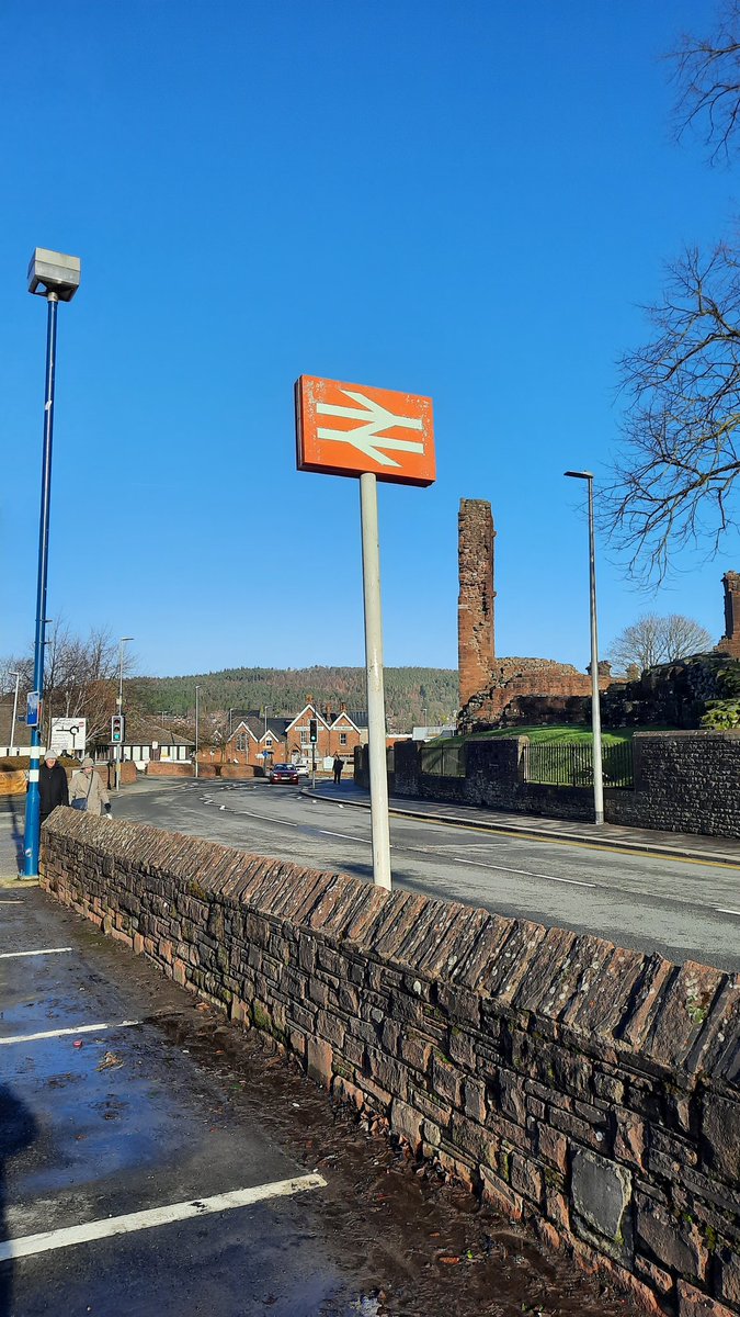 A station with no name <a href="/_doublearrow/">doublearrow.co.uk</a>