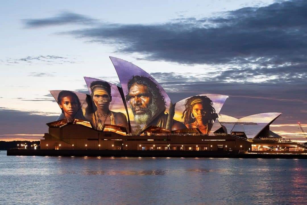 ChitkwesuManetu's tweet photo. The Sydney Opera House was illuminated this morning with artwork by Kooma artist Brett Leavy, who developed the display with the Metropolitan Local Aboriginal Land Council.

Photo: Wendell Teodoro via The Daily Aus https://t.co/dGDvbd3XZG