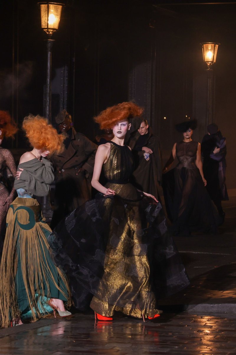 beyzanurapaydin's tweet photo. Looks like a scene from a musical.. Maison Margiela SS24 Couture!! https://t.co/IK2XLpOlj1