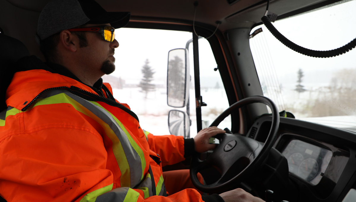 YorkRegionGovt's tweet photo. #YorkRegion snow plow operators receive training to do their job safely & efficiently. Clearing right & left turn lanes along their route is part of the snow plowing process. It requires them to cross lanes. Please give them space. #LeaveSpace #SlowDown https://t.co/3iidYeyBOZ https://t.co/WwCGvNtGhT