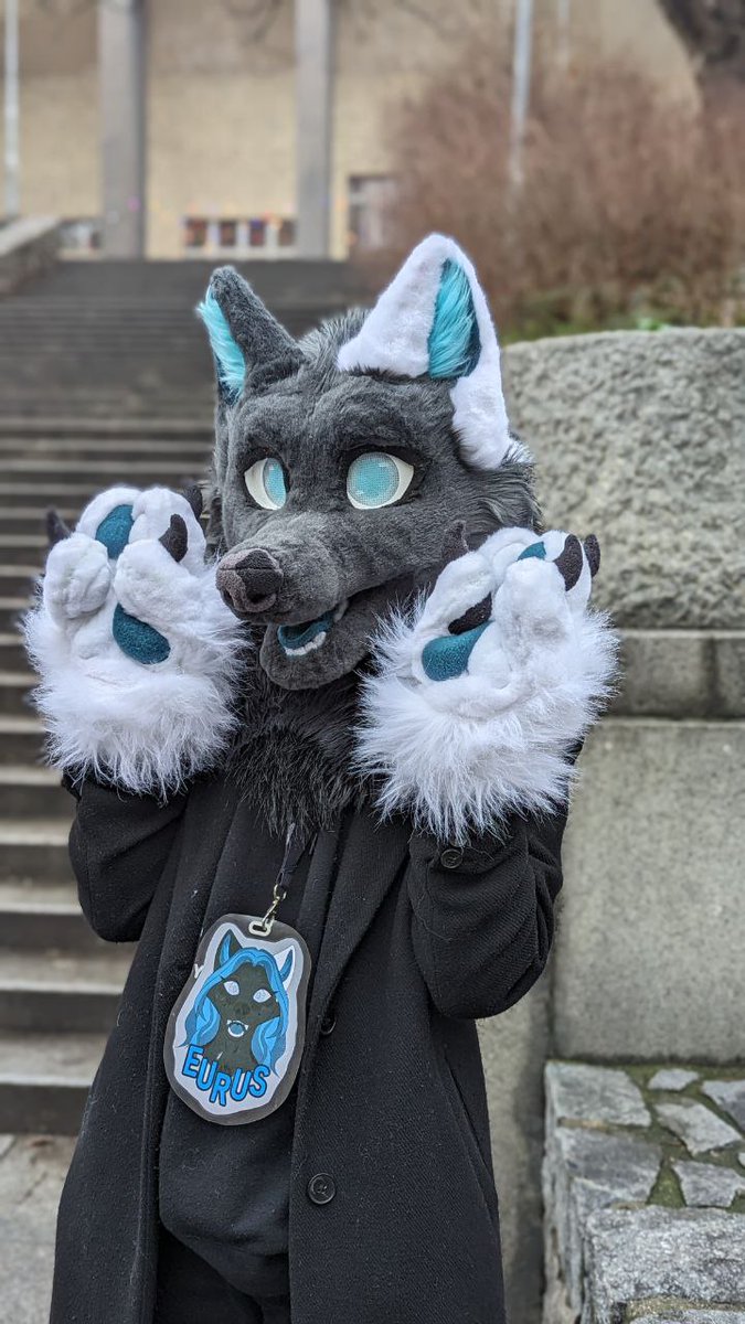 Happy #FursuitFriday with my new (almost finished) suit!! 🖤
📸: <a href="/Bambilijas/">Bambilijas</a>