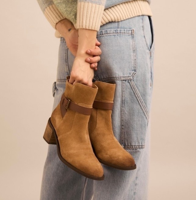 These boots were made for walking... especially in Windsor Yards. Elevate your shoe game this season with @fatface Freya Suede Ankle Boots👢 #windsor #windsoryards #berkshire #thelongwalk #royal #royalwindsor #windsorcastle #riverthames #thames #fatface #boots #shoes