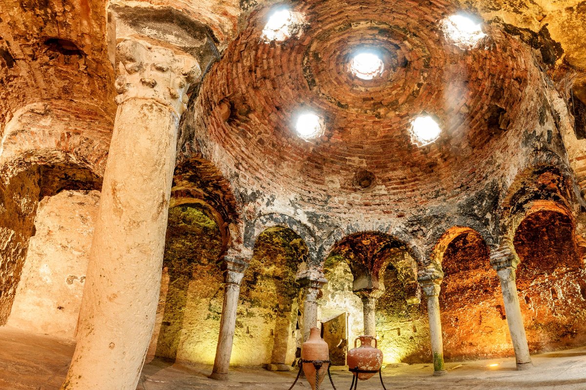 In den Arabischen Bädern in Palma (#Mallorca) kannst du die Eleganz der islamischen Architektur hautnah erleben 🕌✨.

Diese zentral gelegenen Bäder aus dem 11. Jahrhundert verfügen über einen heißen Baderaum mit einer majestätischen Kuppel und Hufeisensäulen. 🤩