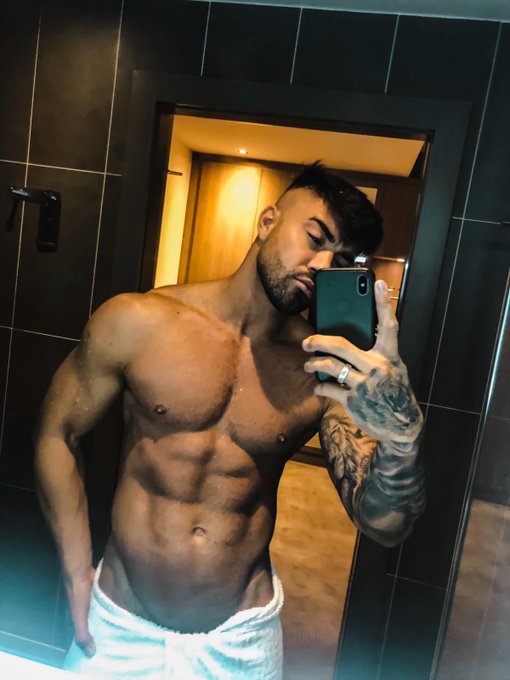 RT if you would like to be my bttm 😏😋 https://t.co/0RVOwS088d