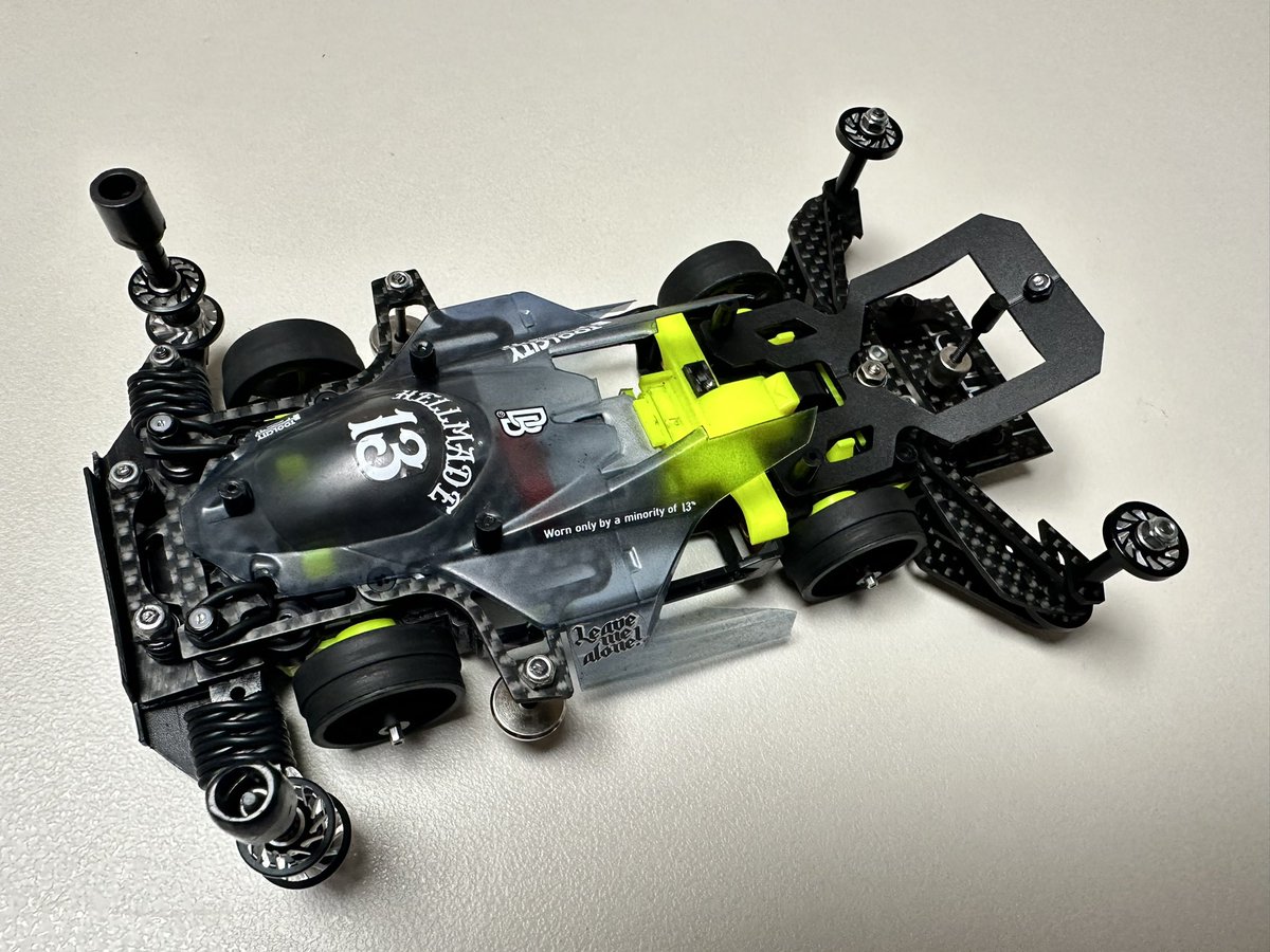 Switch_On_Park's tweet photo. 既存に製作していた新しいマシンを完成しました。
武chan選手のハンギ��グに沿って作られていて、最近デザインしたスラピボットとリアアンカーです。
走行がどうなるか楽しみです。
#takechan #mini4wd #ミニ四駆 #pmodellabo https://t.co/jiJ2OeuION