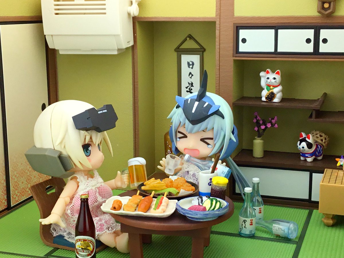 #おもちゃ撮影会
＃キューポッシュ　＃フレームアームズ・ガール     #FAガール
【01/27   お題　「おもちゃフリー」】
「く〜❗️休みの日のお酒はたまんないわね〜‼️」
「く〜❗️はいいですけど、ほどほどにして下さいね？つぶれると運ぶの大変なんですから。」