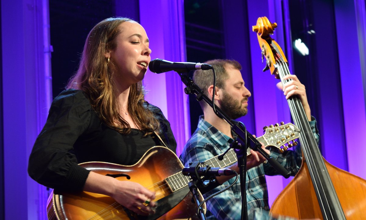 Top trip to Glasgow for @ccfest with @themarkrad, making a special @bbcradio2 #Folk Show... Thanks to @sarahjarosz @paulmckennaband @outsidetrack and a fabulous audience at @BBCScotland Pacific Quay! Listen on BBC Sounds now 🎶 bbc.co.uk/sounds/play/m0…