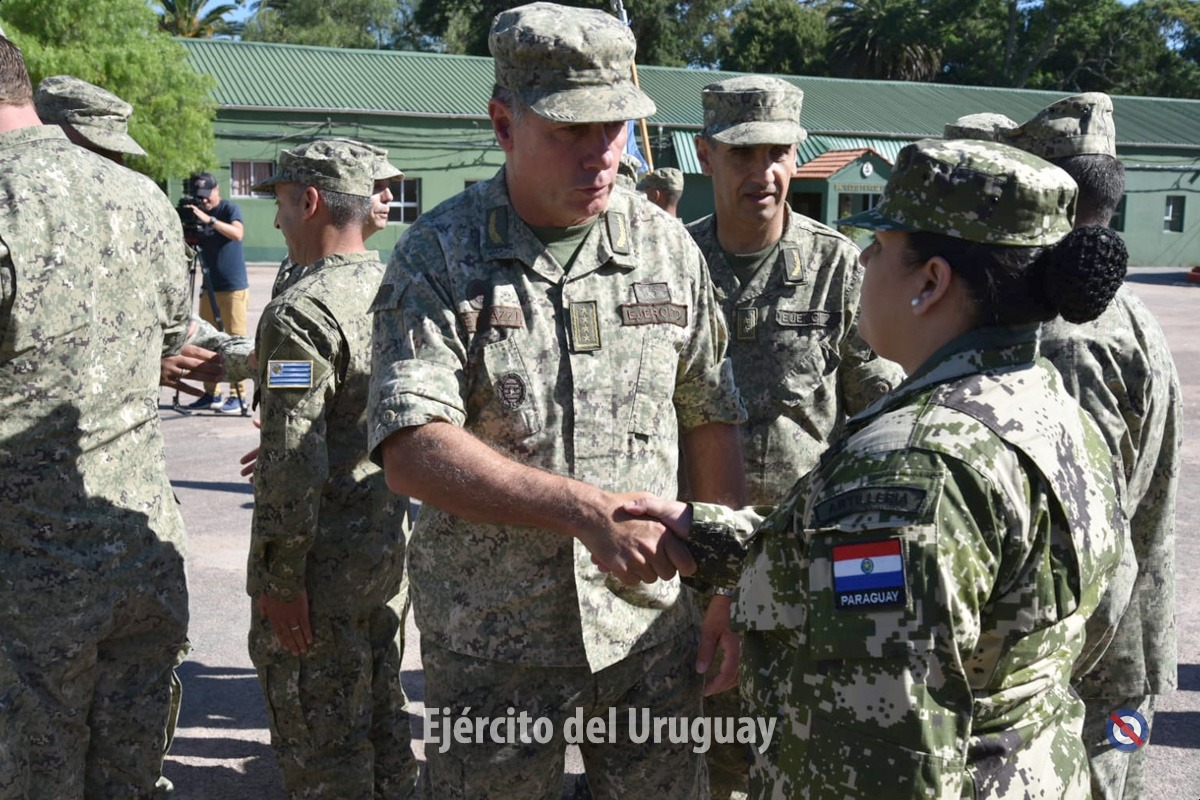 EJÉRCITO DE URUGUAY - Página 44 GExidLZWIAAp6lO?format=jpg&name=medium