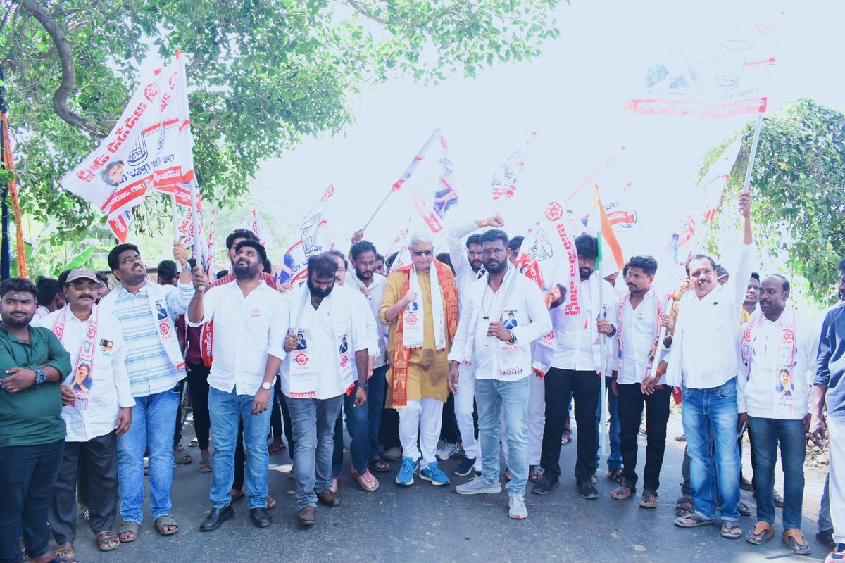 JSPYOUTHF's tweet photo. జనసేన పల్లెనిద్ర
కోవూరు నియోజకర్గం @JanaSenaParty నాయకులు @ReddyGsf ఆధ్వర్యం లో ప్రారంబమైన 5 రోజుల పాదయాత్ర కార్యక్రమానికి ముఖ్య అతిథిగా జనసేన పార్టీ జాతీయమీడియా అధికార ప్రతినిధి శ్రీ @AjayaKumarJSP గారి తో పాటు జనసేన ముఖ్య నాయకులు పాల్గొంన్నారు.
@PawanKalyan @NagaBabuOffl https://t.co/ebw7tDzJNQ