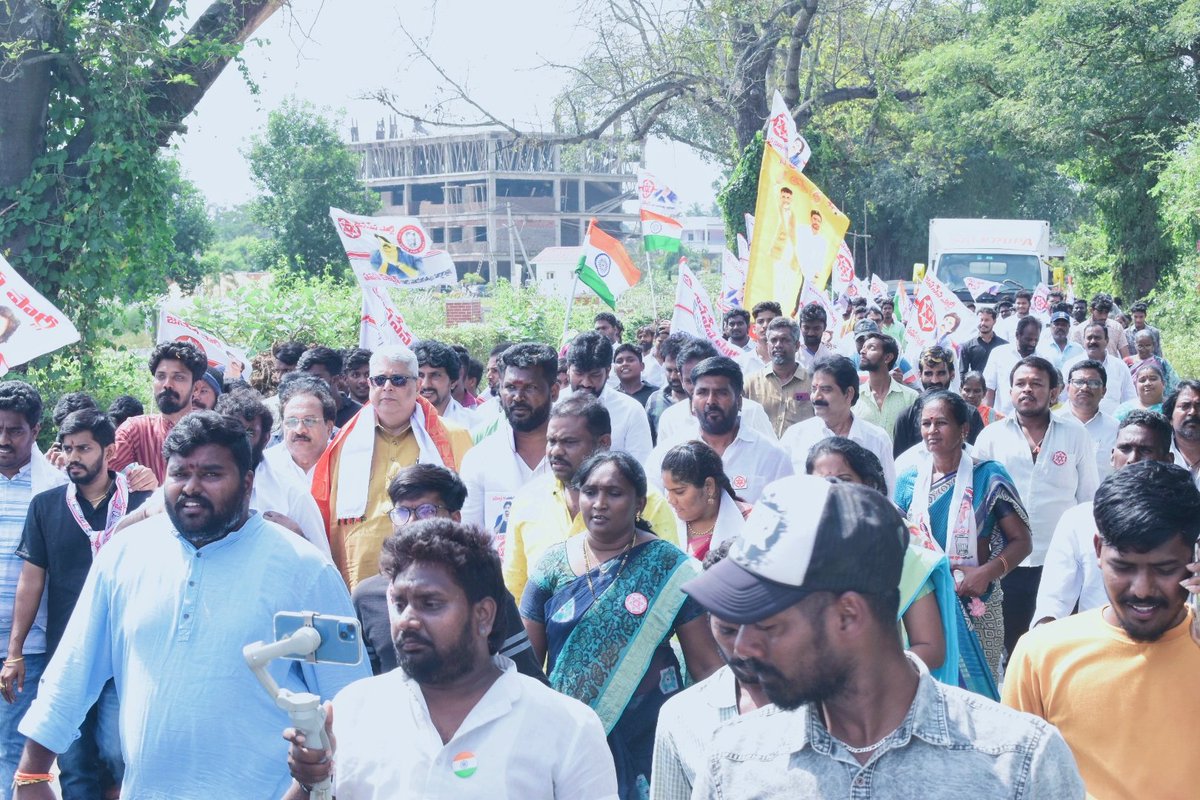 JSPYOUTHF's tweet photo. జనసేన పల్లెనిద్ర
కోవూరు నియోజకర్గం @JanaSenaParty నాయకులు @ReddyGsf ఆధ్వర్యం లో ప్రారంబమైన 5 రోజుల పాదయాత్ర కార్యక్రమానికి ముఖ్య అతిథిగా జనసేన పార్టీ జాతీయమీడియా అధికార ప్రతినిధి శ్రీ @AjayaKumarJSP గారి తో పాటు జనసేన ముఖ్య నాయకులు పాల్గొంన్నారు.
@PawanKalyan @NagaBabuOffl https://t.co/ebw7tDzJNQ