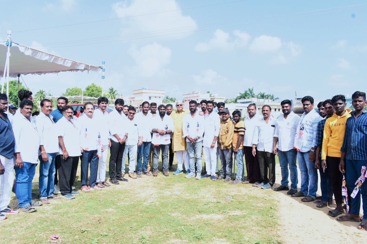 JSPYOUTHF's tweet photo. జనసేన పల్లెనిద్ర
కోవూరు నియోజకర్గం @JanaSenaParty నాయకులు @ReddyGsf ఆధ్వర్యం లో ప్రారంబమైన 5 రోజుల పాదయాత్ర కార్యక్రమానికి ముఖ్య అతిథిగా జనసేన పార్టీ జాతీయమీడియా అధికార ప్రతినిధి శ్రీ @AjayaKumarJSP గారి తో పాటు జనసేన ముఖ్య నాయకులు పాల్గొంన్నారు.
@PawanKalyan @NagaBabuOffl https://t.co/ebw7tDzJNQ