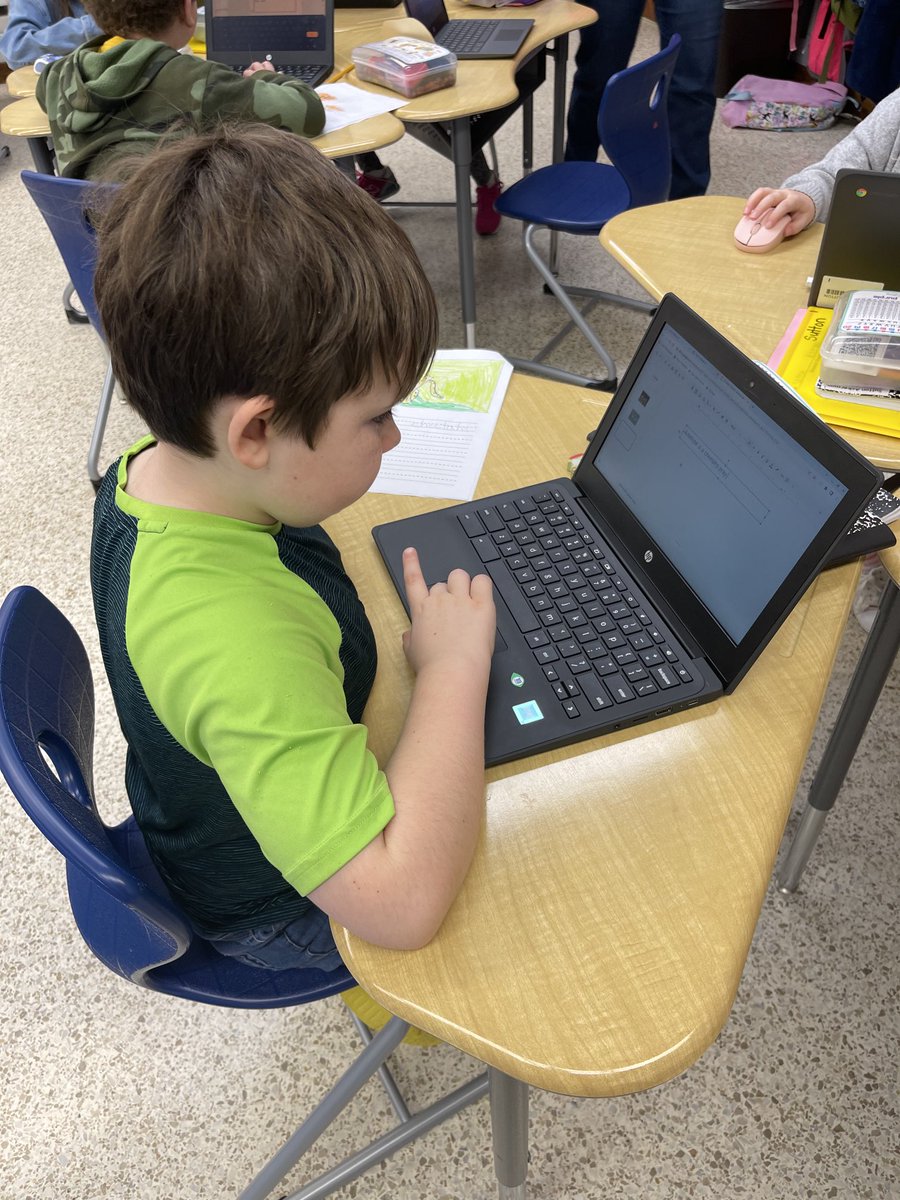 panorfle's tweet photo. First graders working on animal research slideshows. ⁦@CentervilleVB⁩ ⁦@Taritzel11⁩ https://t.co/zOtNxZDDRO