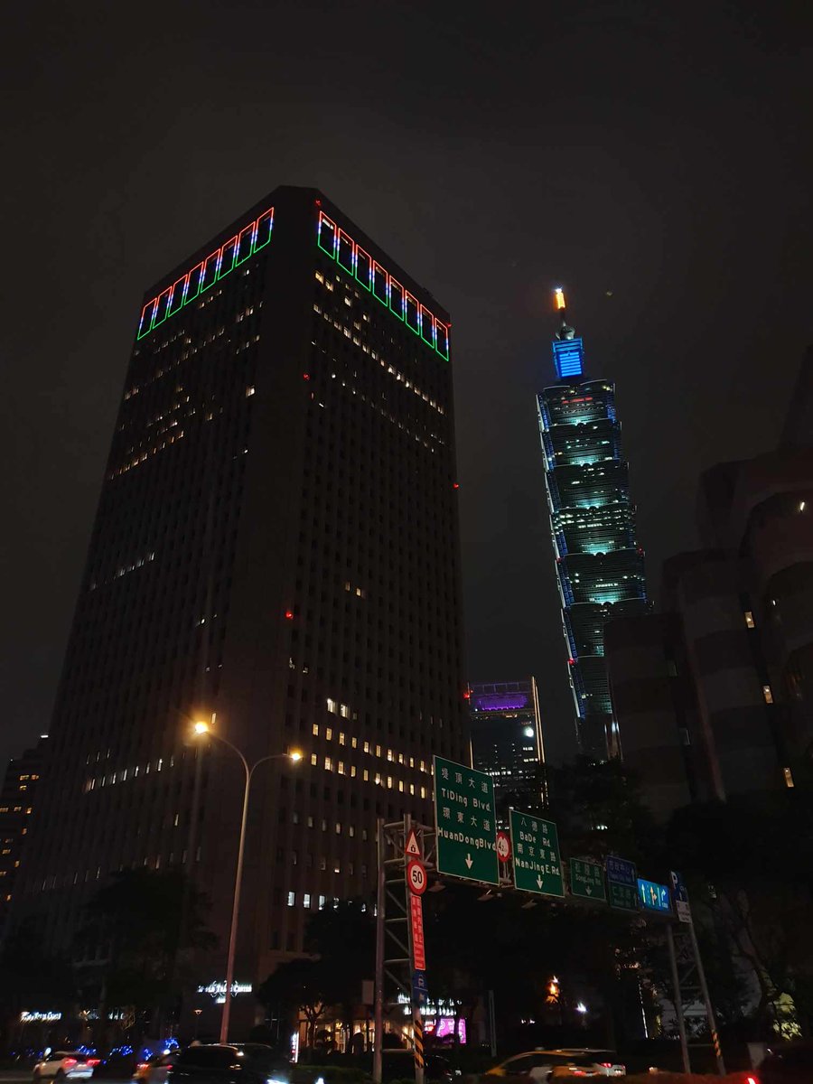 Landmark of Taiwan, #TaipeiWorldTradeCenter #TWTC International Trade Building, lit up in #tricolor on India's 75th #RepublicDay #JaiHind 
@IndiansTaiwan Thanks to #IndiaTaipeiAssociation @ita_taipei