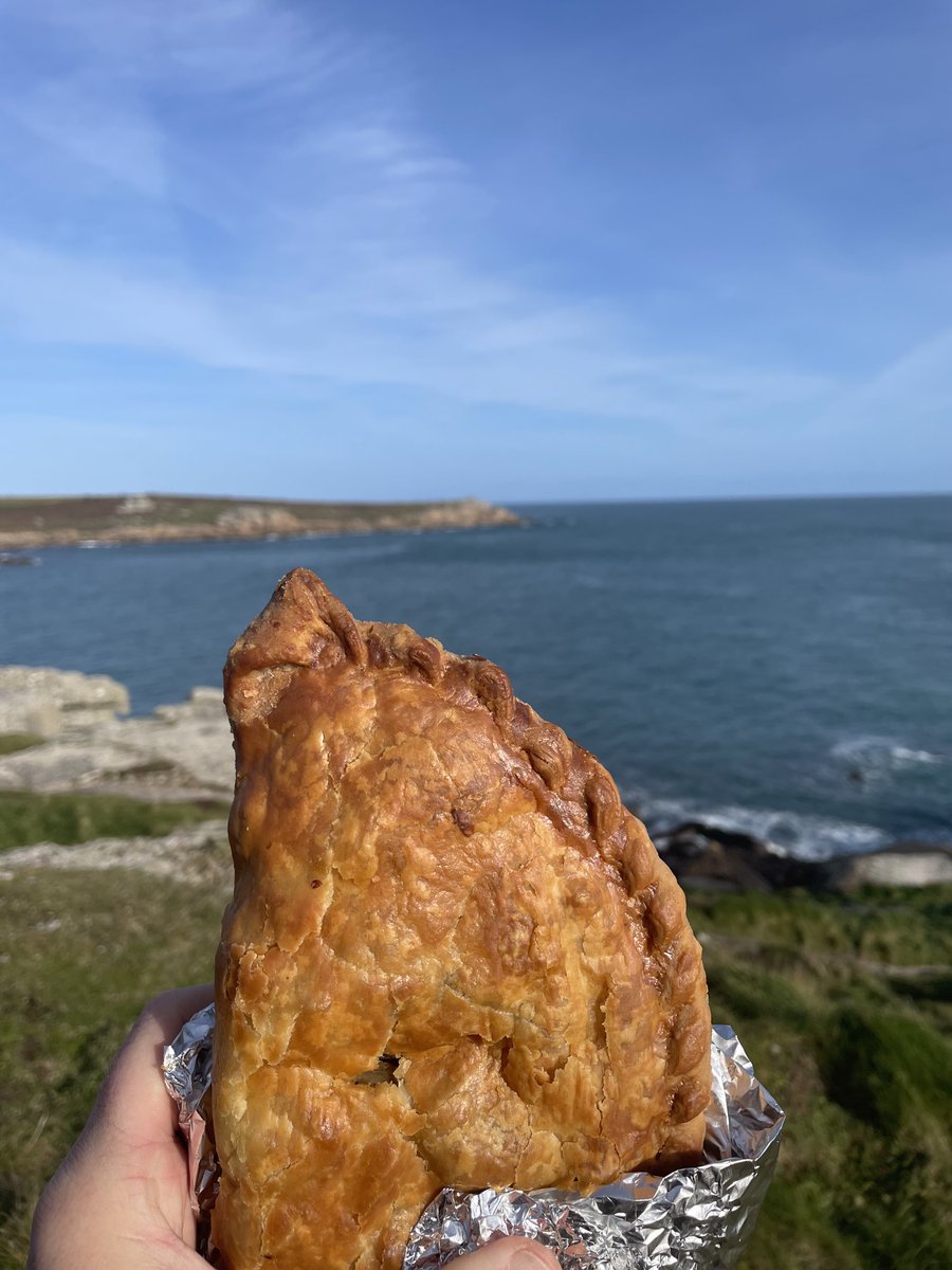 You know you’ve connected with the community when one of the  locals makes you a pasty 👍🏻 ⁦@StMarysHbr⁩ hope you got yours ? 😬 #ios #neighbourhoodpolicingweek #neighbourhoodpastyweek #thisisnotagratuity #connectivity