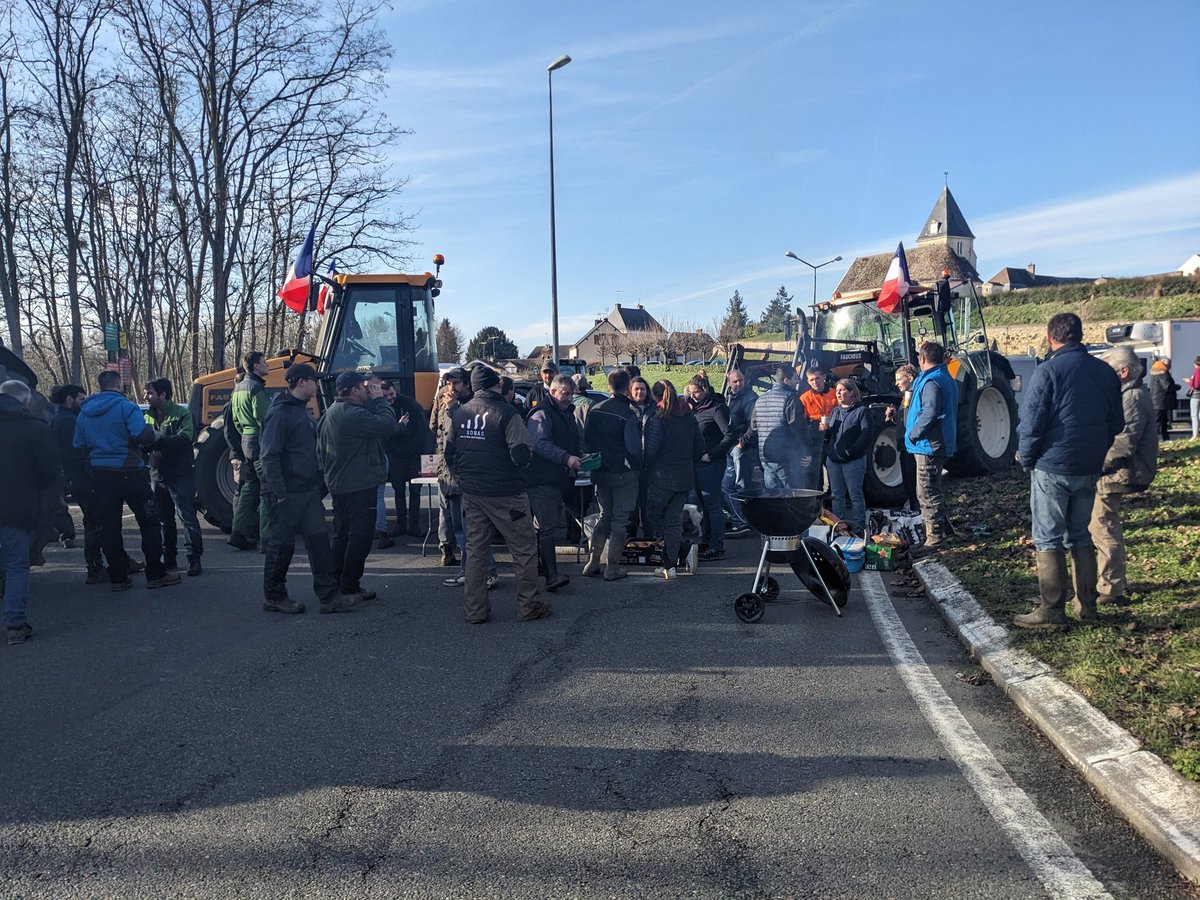 lecho_Perche's tweet photo. Colère des agriculteurs : Près de Nogent le Rotrou, au rond-point de Margon, une cinquantaine de manifestants avec une vingtaine de tracteurs détournent la circulation de la 923  vers le centre-ville. La circulation est perturbée dans les deux sens entre Chartes et Le Mans https://t.co/WalMHVlsDY