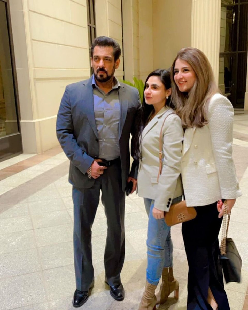 ★ HANDSOME…#SalmanKhan with Blogger Hiba Masood and her Friend at Joy Awards in Riyadh, #KSA! Caption: My bff and I shared a magical moment with the one and only Salman Khan last night… He sooo cuteee🙈🙈 -January 20, 2024 #JoyAwards tmblr.co/ZrXcGyf75uPwqq…
