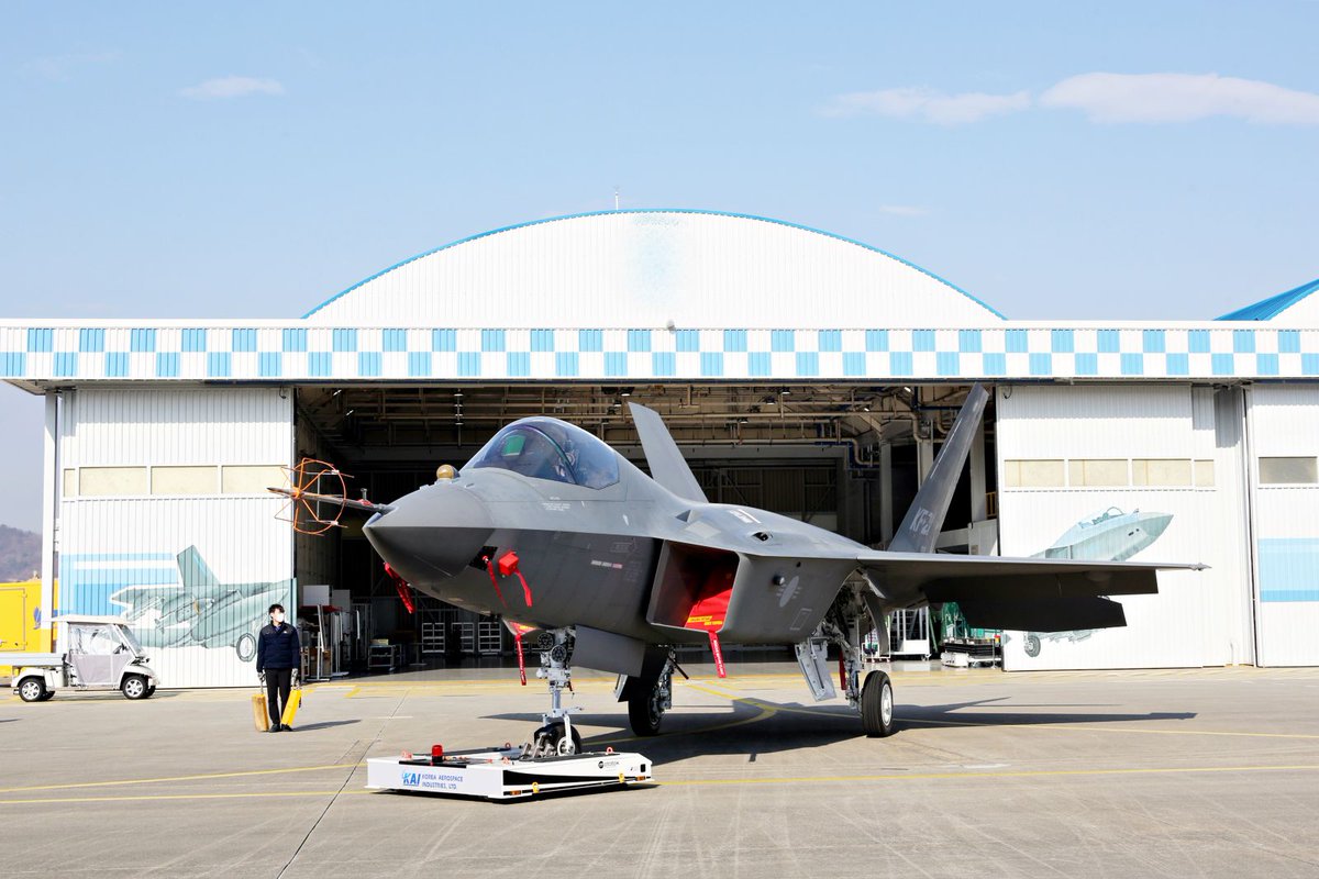 Güney Kore’nin KF-21 savaş uçağı seri üretimde

Güney Kore, yeni nesil savaş uçağı projesi KF-21 Boramae için test aşamalarını iki yıllık sürede başarıyla tamamladı.

Tasarım ve üretimi gerçekleştiren Korea Aerospace Industries (KAI) ile önümüzdeki günlerde imzalanacak anlaşma