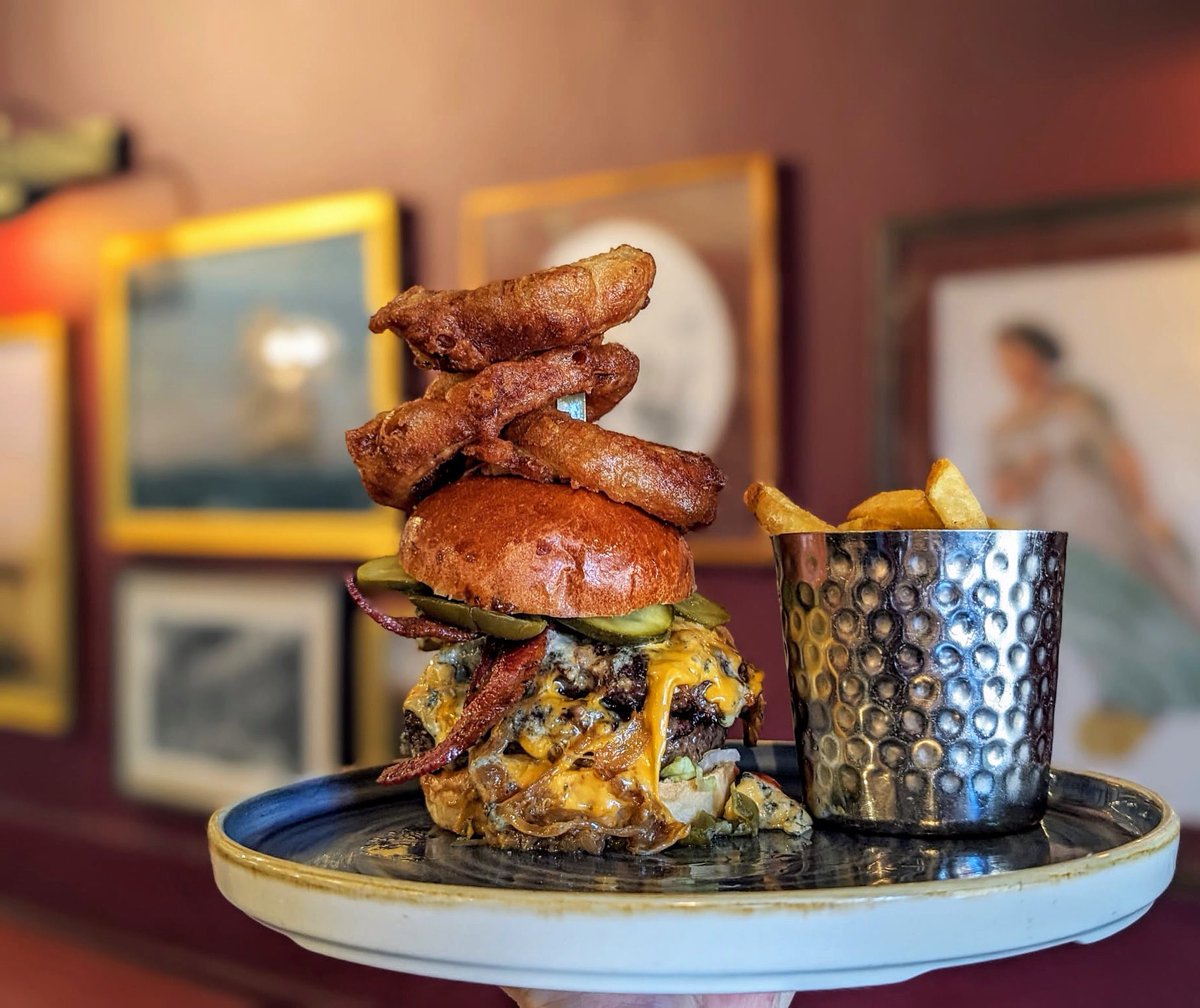 Now THIS, is what you’d call a burger 🍔 The weekend’s in sight, come and kick things off properly 🍻 

#burger #burgerporn #burgerlover #pubfood #publunch #tothepub #fridayfeeling #afterworkdrinks #payday #beers #greenwich #se10