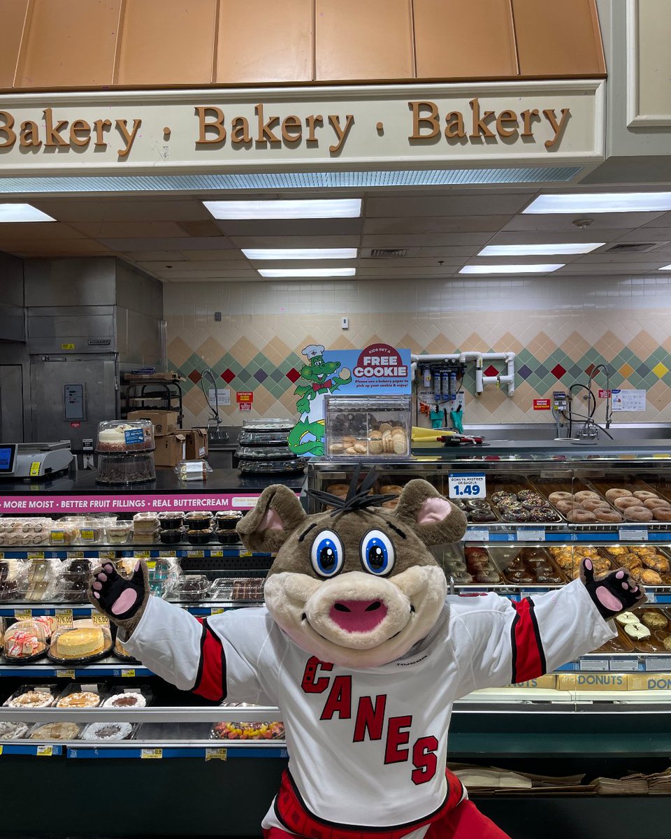OH 🍪 YEAH 🍪 Free cookies are back at the @HarrisTeeter bakery! I'm gonna be... piggin out 😏