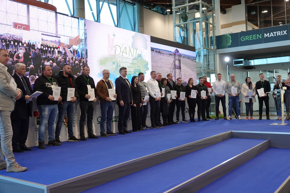 At the Days of Agriculture, Fisheries and Forestry in Osijek, we visited the exhibitors of agricultural food products and handed over 24 contracts worth €3.5 million for projects that will contribute to the sustainability of 🇭🇷 agricultural production.