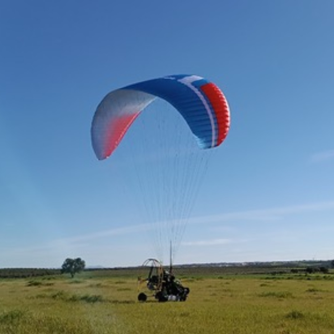 airsports_fai's tweet image. 👏 Congratulations to Portuguese pilots Eduardo Lagoa and Carla Alves 🇵🇹  who have recently set a new World Record in #Paramotors by flying a Distance in a closed circuit without landing of 469,32 km in Safara, Portugal. 
Record file: fai.org/record/19920
#avgeek #aviation