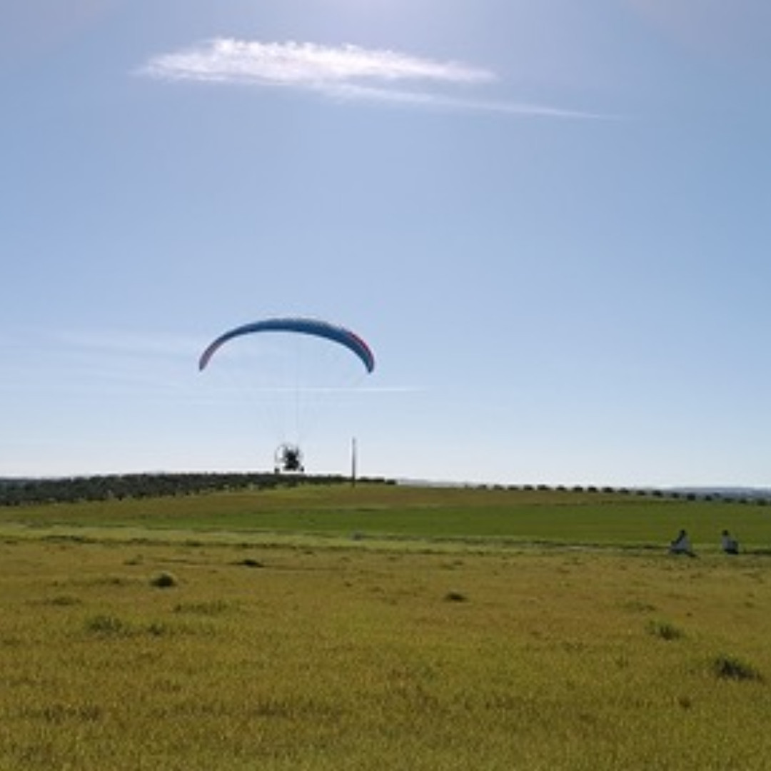 airsports_fai's tweet image. 👏 Congratulations to Portuguese pilots Eduardo Lagoa and Carla Alves 🇵🇹  who have recently set a new World Record in #Paramotors by flying a Distance in a closed circuit without landing of 469,32 km in Safara, Portugal. 
Record file: fai.org/record/19920
#avgeek #aviation