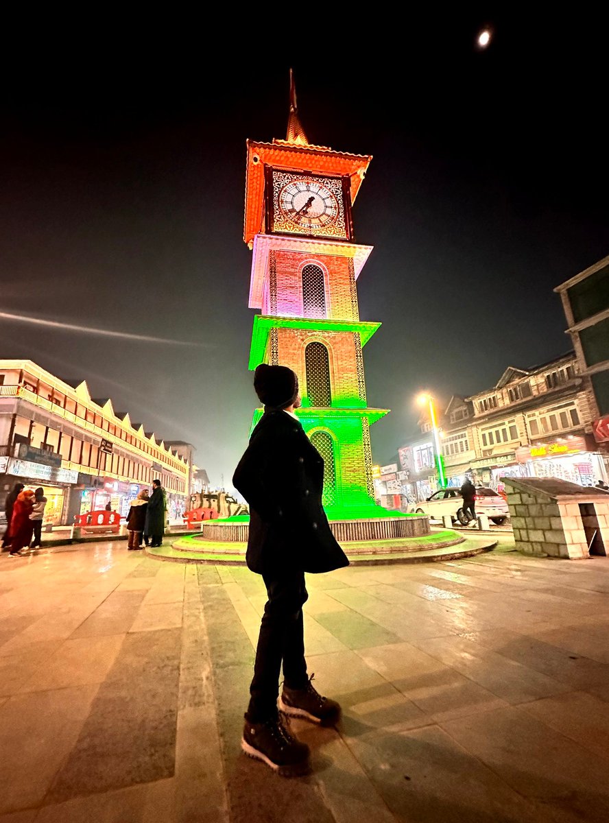 Pictures of Lal Chowk are enough to show how #JammuAndKashmir is undergoing a massive transformation. 
As terrorism disappears, tourism is showing record numbers.
#RepublicDayCelebration