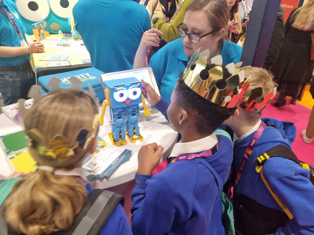Parkfield's tweet photo. Y6 #technologyteam members have enjoyed their visit to @Bett_show in London. https://t.co/1yLJVMlgbc