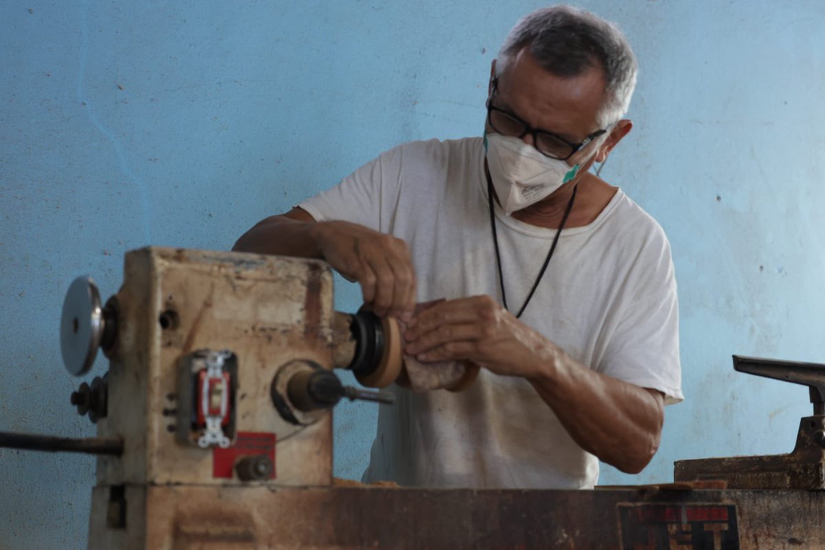 DCR_PR's tweet photo. EL Departamento de Desarrollo Económico certificó a seis nuevos artesanos de madera y cerámica en en la Institución Correccional Guayama 500. Esta iniciativa forma parte del Programa de Desarrollo Artesanal que promueve la rehabilitación de los confinados. https://t.co/ZNnZlQXiyn