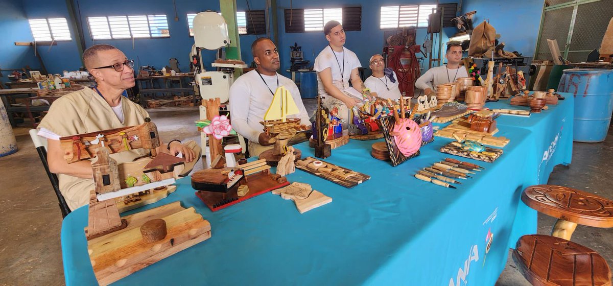 DCR_PR's tweet photo. EL Departamento de Desarrollo Económico certificó a seis nuevos artesanos de madera y cerámica en en la Institución Correccional Guayama 500. Esta iniciativa forma parte del Programa de Desarrollo Artesanal que promueve la rehabilitación de los confinados. https://t.co/ZNnZlQXiyn