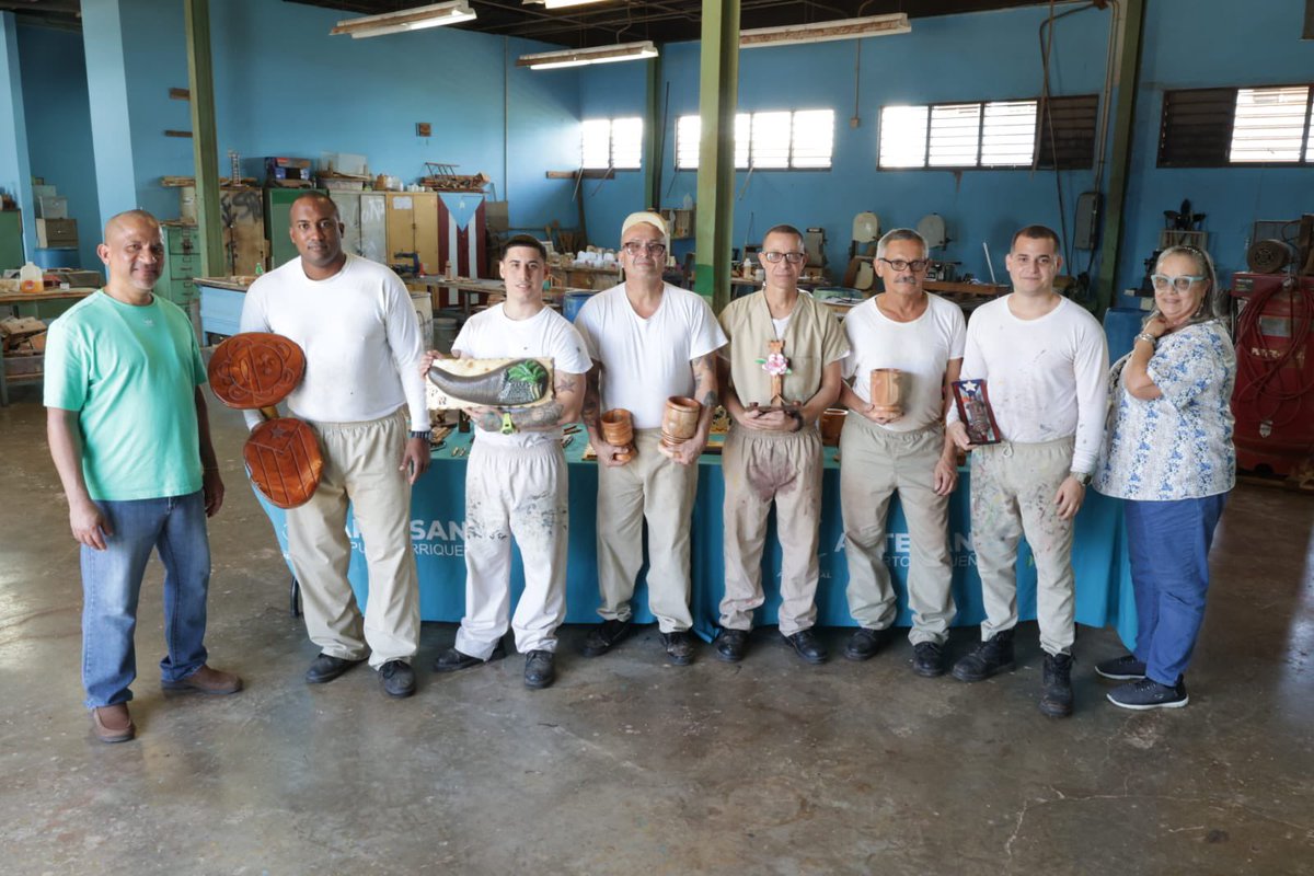 DCR_PR's tweet photo. EL Departamento de Desarrollo Económico certificó a seis nuevos artesanos de madera y cerámica en en la Institución Correccional Guayama 500. Esta iniciativa forma parte del Programa de Desarrollo Artesanal que promueve la rehabilitación de los confinados. https://t.co/ZNnZlQXiyn