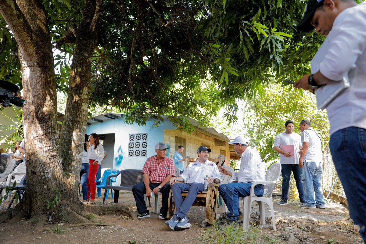 leonelrodstanz's tweet photo. Continuamos visitando la oferta electoral del PRD, esta vez acompañamos a @GabyCarrizoJ en su recorrido en mi provincia. Nos mantenemos organizados y preparando las bases de nuestro partido para las elecciones del próximo 5 de mayo. ¡Veraguas es territorio PRD! #VCT #JuventudPRD https://t.co/uVIgPT2dye