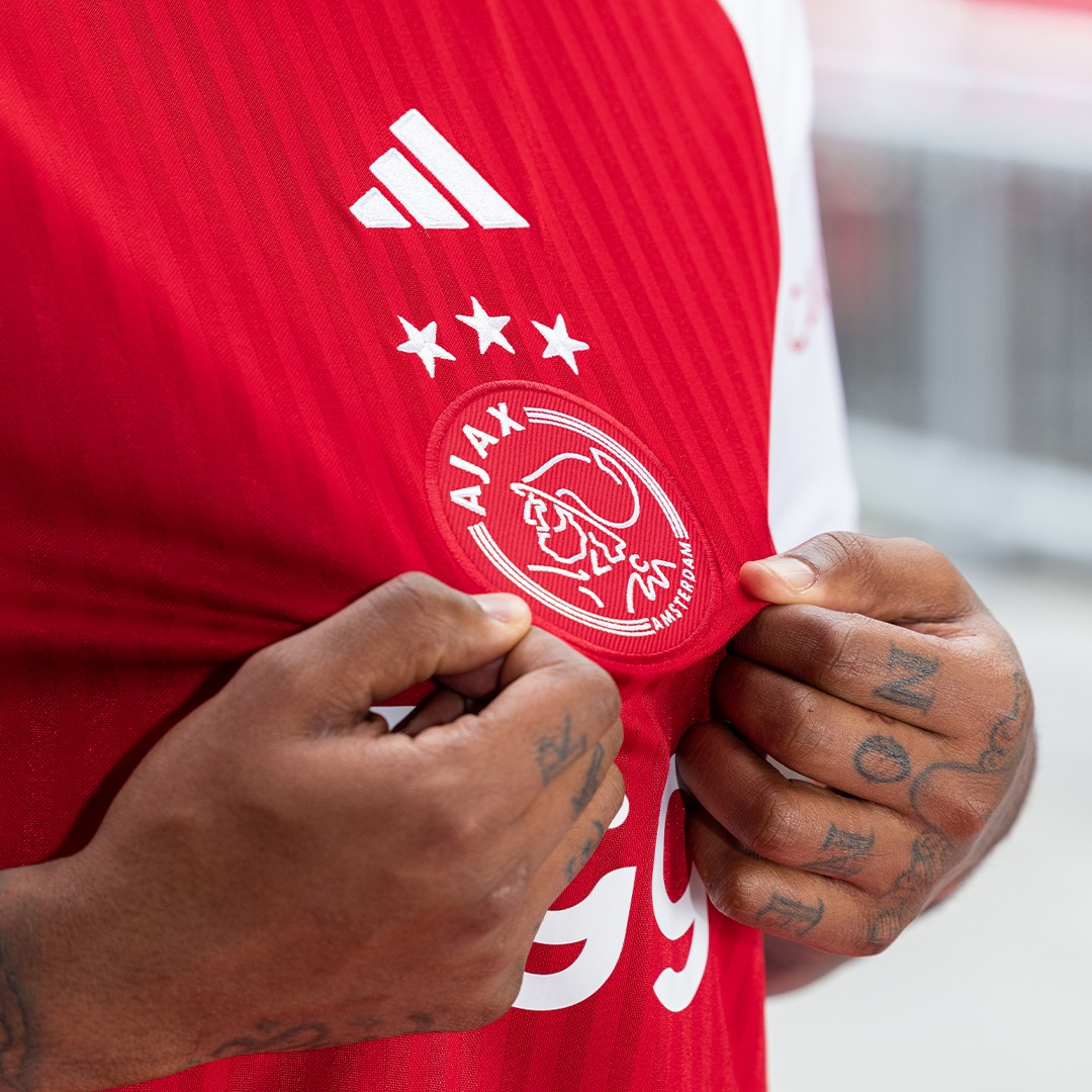_PointDePenalty's tweet photo. La promo de bz sur le maillot domicile de l'Ajax qui passe de 100€ à 36€ sur KitBag !! 🍓

Lien : https://t.co/Zqfrws36Lj https://t.co/0jFaYoMPLf