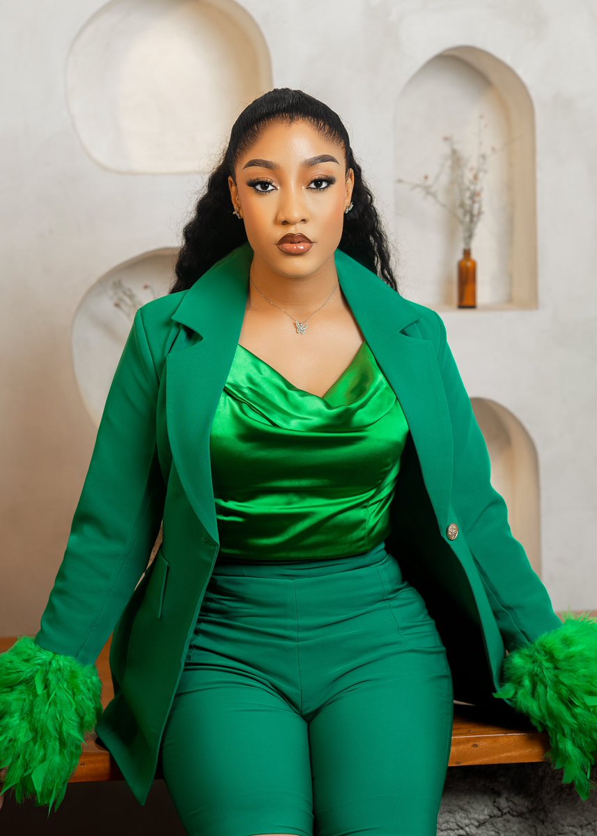 Yvonne_Godswill's tweet photo. How you look and how you show up is very important 😉💪🏻….What I wore for the unveiling of the @XiaomiNigeria Redmi Note 13 series. https://t.co/tfaVFpTRFW