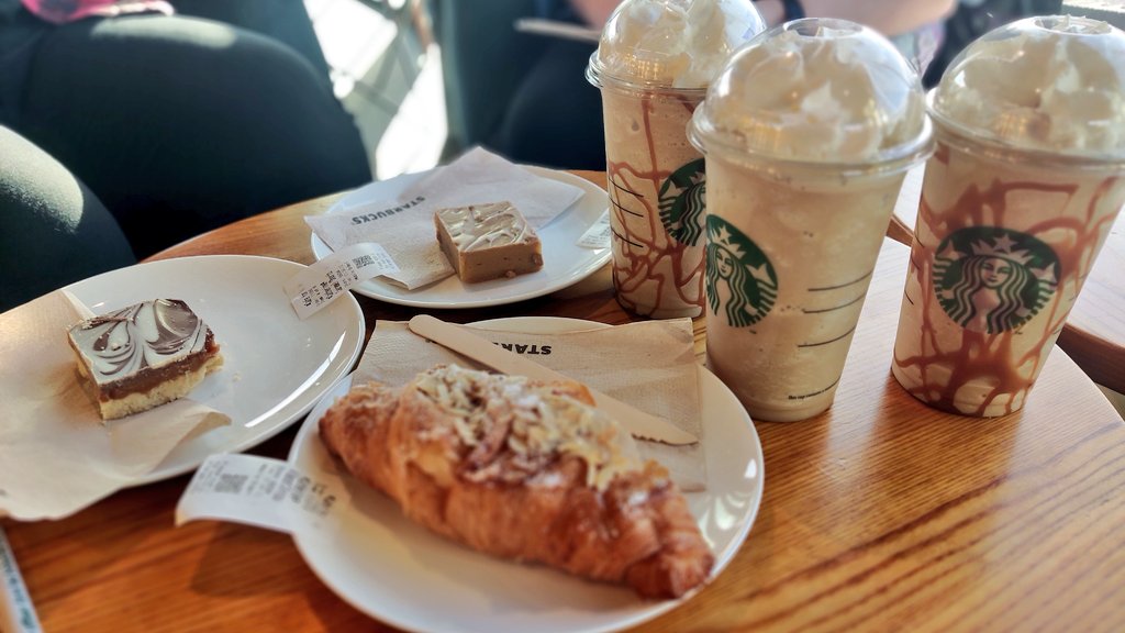 Today is my BIRTHDAY!!!!
Thanks Twitter for all the balloons!

<a href="/LilCatsWorld/">Mikachi</a> and @V_TheDemon are spoiling me today, already taken me to Toby Carvery for all you can eat breakfast and now in Starbucks having a coffee and croissant