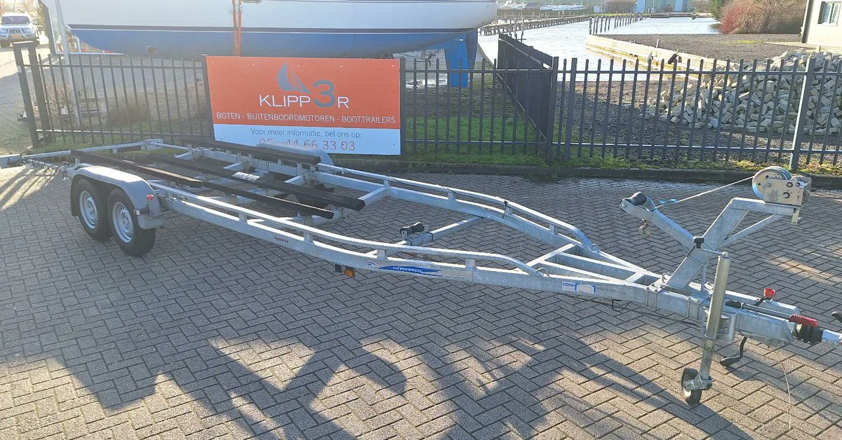 MarkBax77's tweet photo. Net binnen Een Freewheel 3514GT 3500KG boottrailer. Een trailer van 8 meter. De lichtbalk kan dan nog 1 meter uitgeschoven! Boten tot 9 meter is geen probleem voor deze krachtpatser. Bel voor informatie 06 44 66 33 03 #klipper3watersport #warns #stavoren #boottransport #sleephulp https://t.co/KmEasBzszb