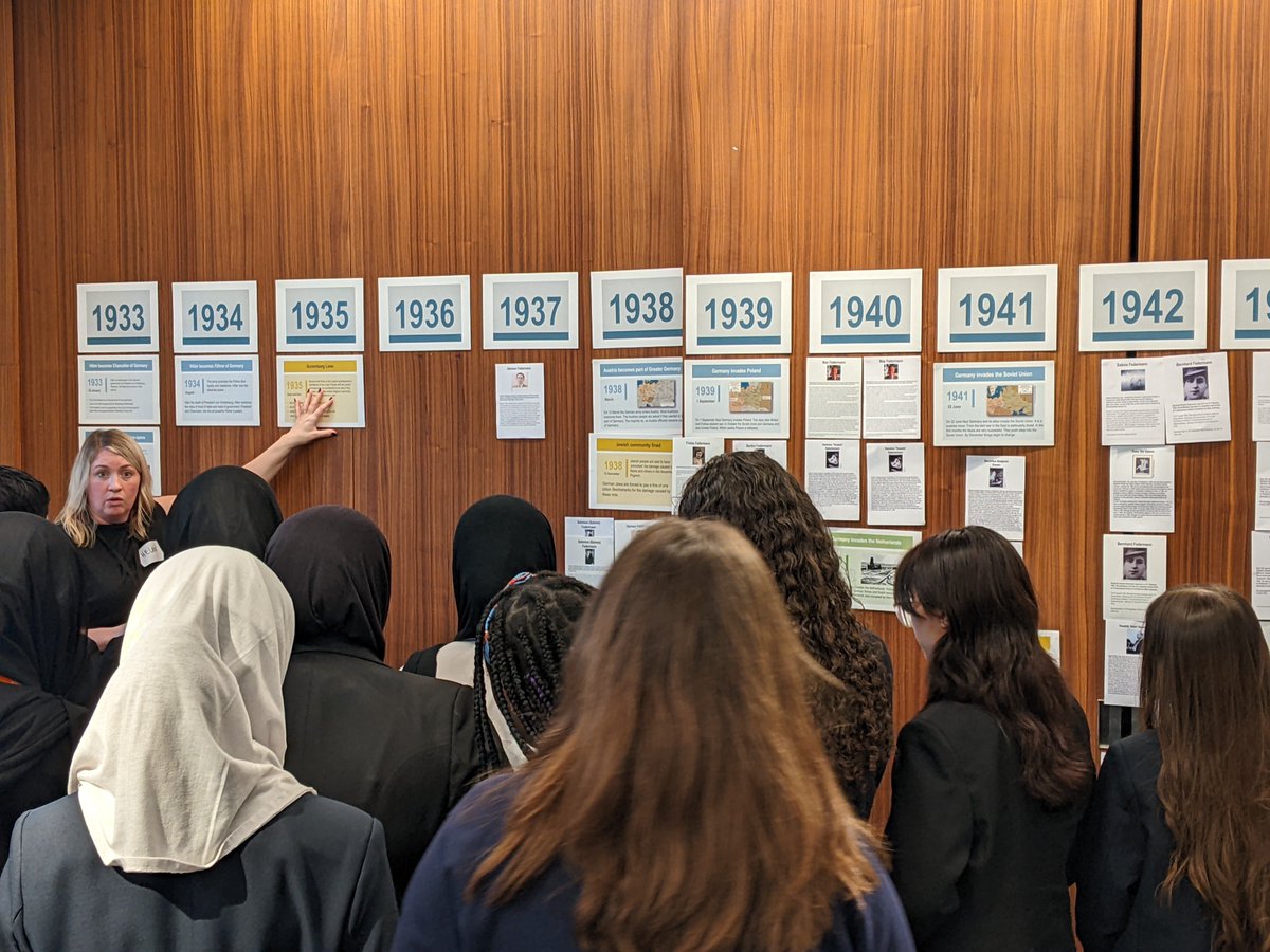 Centre was proud to welcome <a href="/RobbieRinder/">Rob Rinder</a> &amp; Bernie Graham in support of the #HtFMeUs project.
holocausteducation.org.uk/centre-welcome…

Thankyou to <a href="/I_W_M/">Imperial War Museums</a> for hosting &amp; to the students of <a href="/WestminsterAca/">Westminster Academy</a> <a href="/Hendon_School/">Hendon School</a> &amp; <a href="/PaddingtonAcad/">Paddington Academy</a> who were amazing throughout the day. 

<a href="/soper_mr/">Corey</a> <a href="/hmccord78/">Helen McCord</a>
