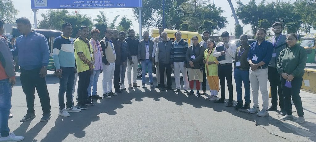 RavindraBraham3's tweet photo. एयरपोर्ट एरिया में लार्वा चैक करते हुए @Embed @IndoreCollector
#EMbed2EndMalariya  @HimanshuJayswar
@Familyhealth
@Sksomya
@rajesh_amh
@Avdheshsingh_
@Daulat780Patel
@AryaPhoolwati
@RahulHaran17726 @IndoreCollector @santoshbhargav2 https://t.co/EbVqffPvbC