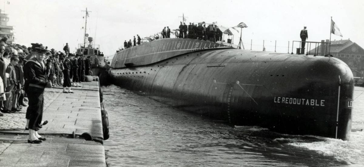 MarineNationale's tweet photo. Le 28 janvier 1972, à 17h06⌚️, le SNLE Le Redoutable débute sa 1ère patrouille opérationnelle. Depuis cette date, un SNLE dilué dans l’immensité des océans assure la permanence à la mer de la dissuasion nucléaire 🇫🇷! https://t.co/f2lVZp7hZr