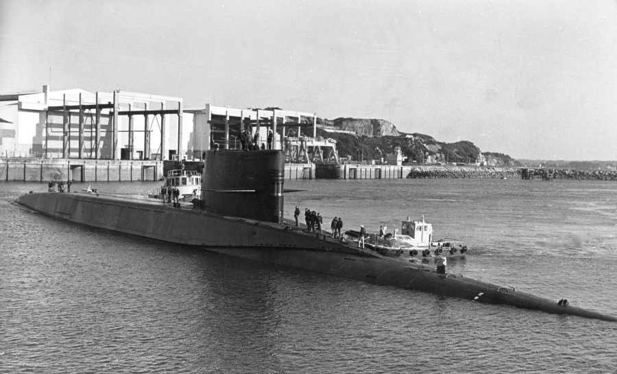 MarineNationale's tweet photo. Le 28 janvier 1972, à 17h06⌚️, le SNLE Le Redoutable débute sa 1ère patrouille opérationnelle. Depuis cette date, un SNLE dilué dans l’immensité des océans assure la permanence à la mer de la dissuasion nucléaire 🇫🇷! https://t.co/f2lVZp7hZr