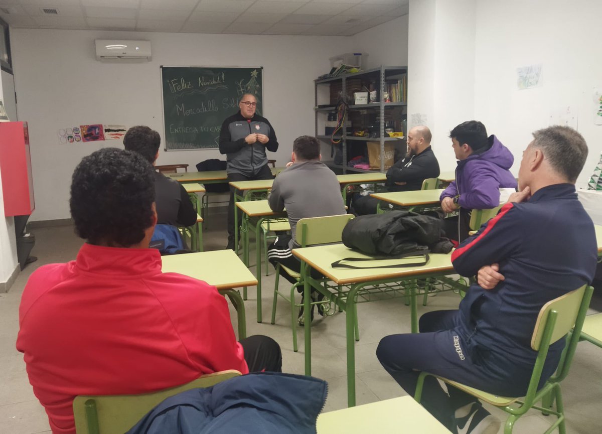 EntrenadoRffm's tweet photo. ✅ El vocal del comité @mapozanco, pudo visitar ayer a los entrenadores de @AdOrcasitas, y escuchar sus inquietudes y necesidades. Momento de encuentro y propuestas 👌 https://t.co/kxy4TrShoc