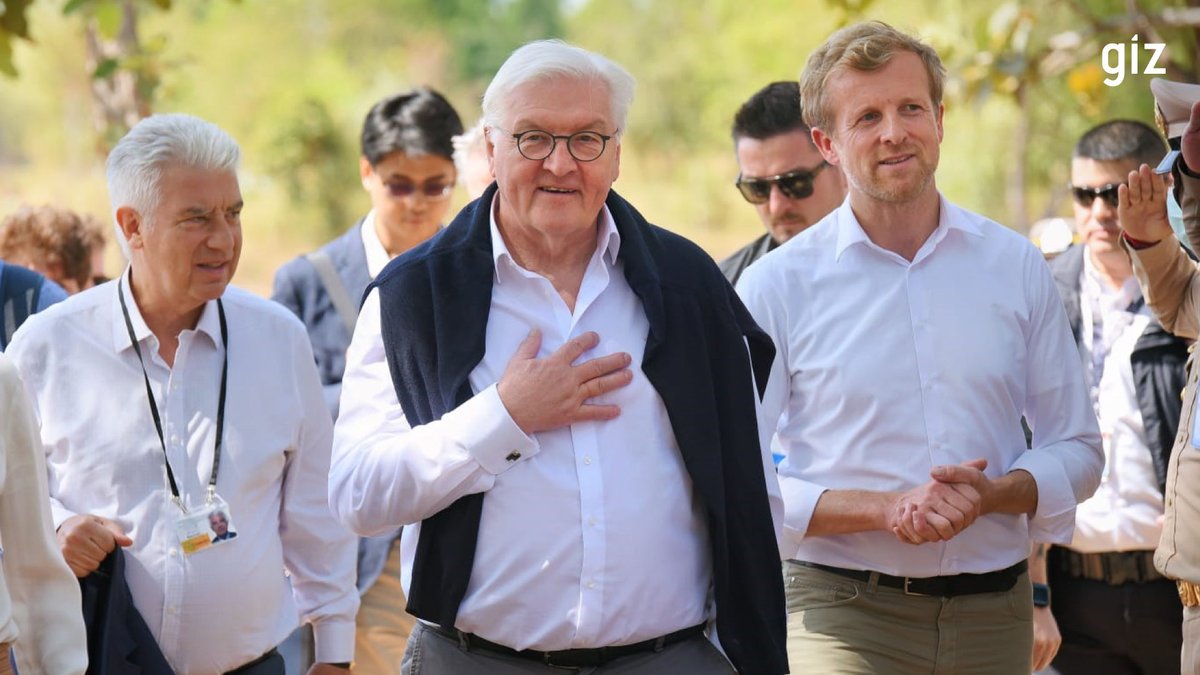 giz_gmbh's tweet photo. Weniger Ressourceneinsatz im Reisfeld🌾: Bundespräsident @FrankWalterSte8 besucht unser Projekt zu nachhaltigem Reisanbau in Thailand. 🇹🇭 Gemeinsam mit @OlamAgri_ unterstützen wir Landwirt*innen dabei, mit neuen Anbaupraktiken ihr Einkommen zu steigern. https://t.co/LzxD2yqpb4 https://t.co/wPA5mBd9Yd