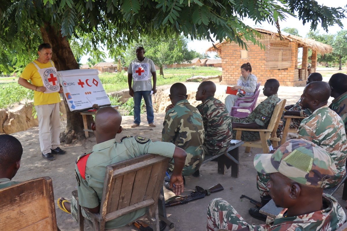 En Centrafrique, le CICR organise des formations pour les porteurs d’armes en DIH afin d’améliorer le respect des principes applicables en temps des conflits armés. Cette sensibilisation s'inscrit aussi le cadre du dialogue bilatéral et confidentiel avec tous les porteurs d’armes