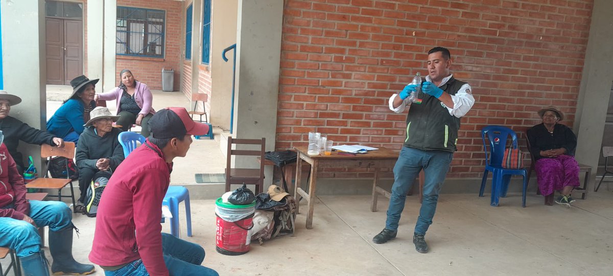 SenasagBolivia's tweet photo. #Chuquisaca
🇧🇴⚙️SENASAG, a través del Proyecto #FrutasNacionales, realizó taller de capacitación sobre la #Mosca_de_la_Fruta y la instalación de trampas para disminuir la incidencia y prevenir daño en los cítricos, en el Municipio de #Culpina, del departamento de Chuquisaca. https://t.co/Rkr2Yauotb